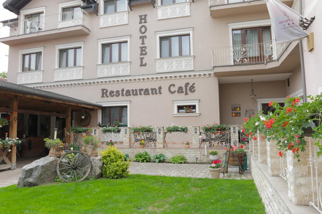 Hotel Slavia Salonta Εξωτερικό φωτογραφία