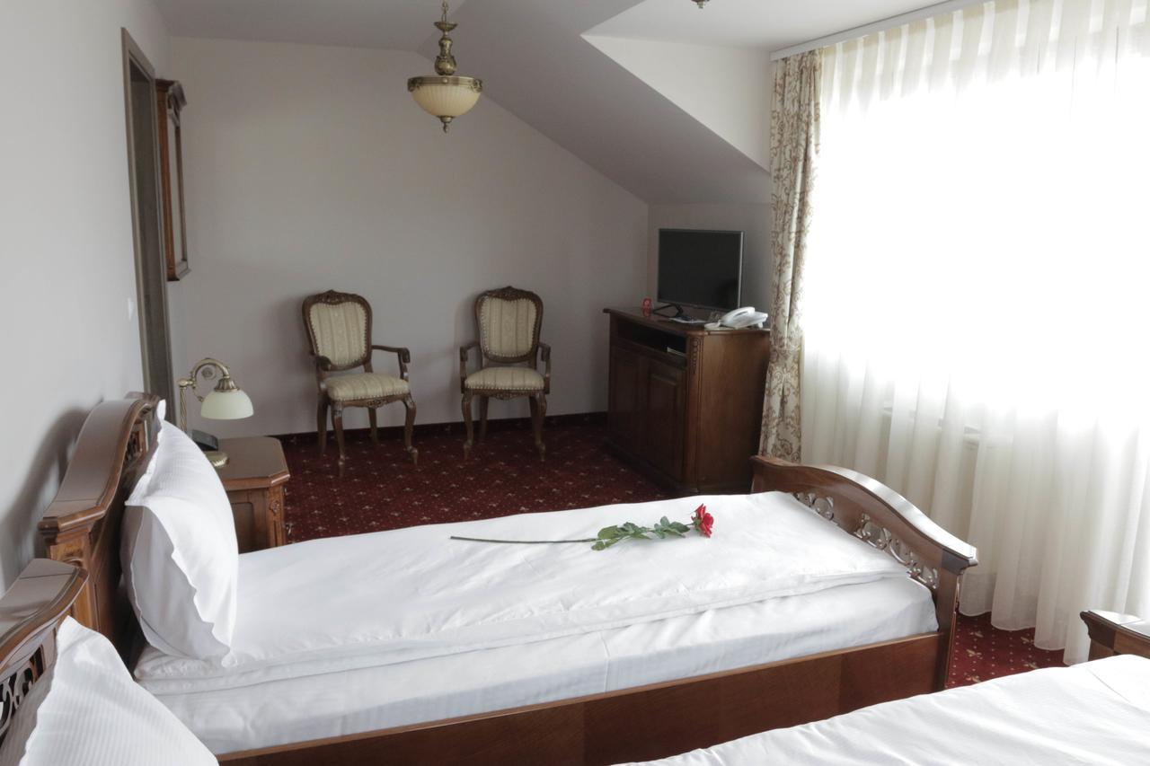 Hotel Slavia Salonta Εξωτερικό φωτογραφία